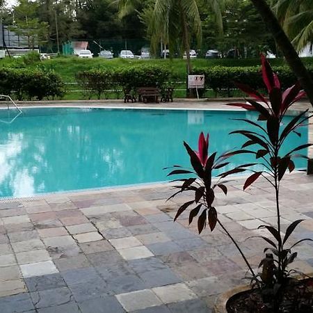 Pinang Beach Apartment @ Bayu Emas Бату Феринги Екстериор снимка