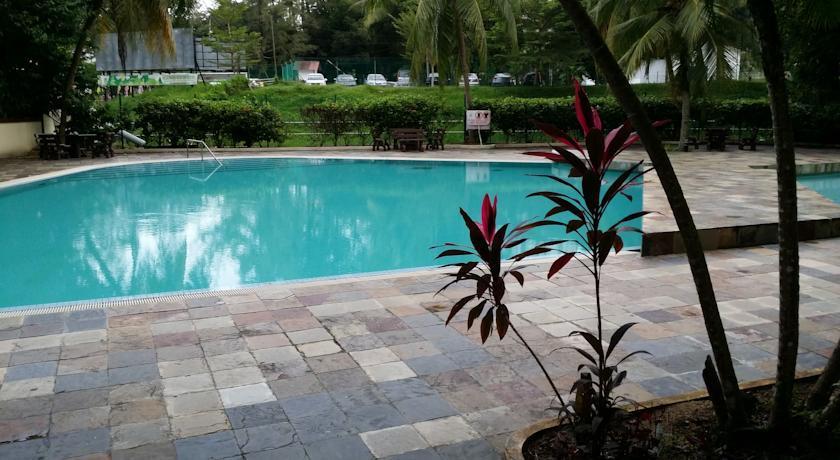 Pinang Beach Apartment @ Bayu Emas Бату Феринги Екстериор снимка